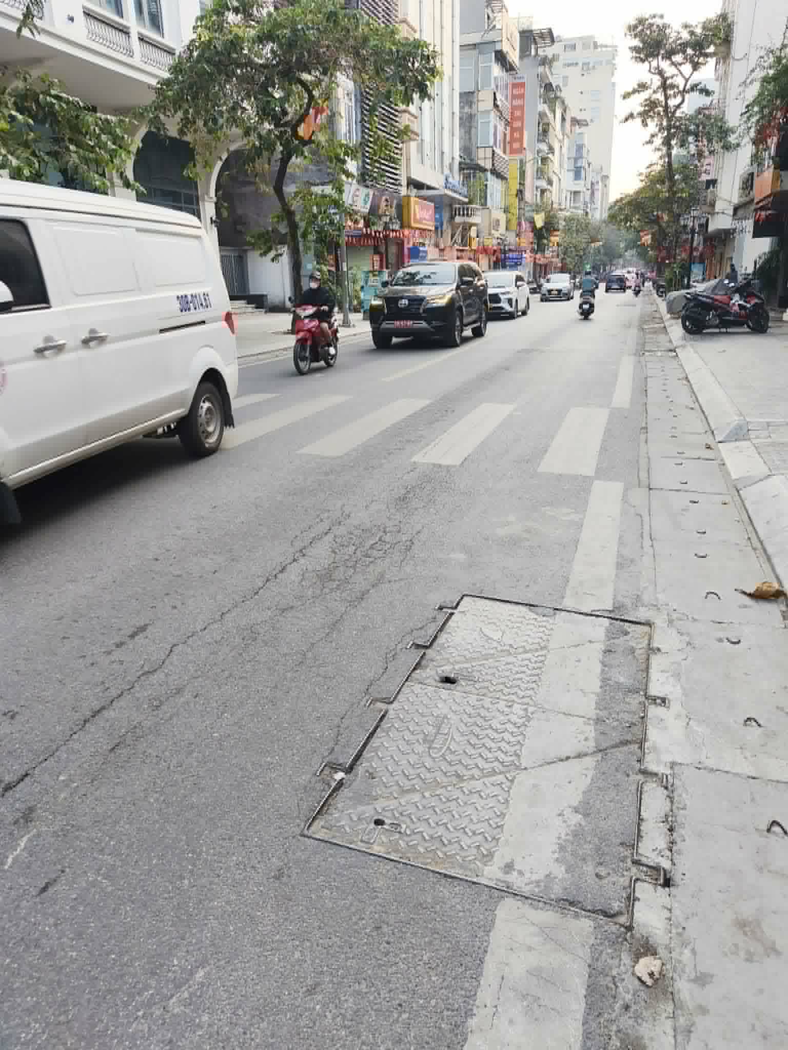 NHANH CÒN KỊP NHÀ CỬA BẮC PHỐ VIP BA ĐÌNH GIÁP RANH HOÀN KIẾM 3,85 TỶ 